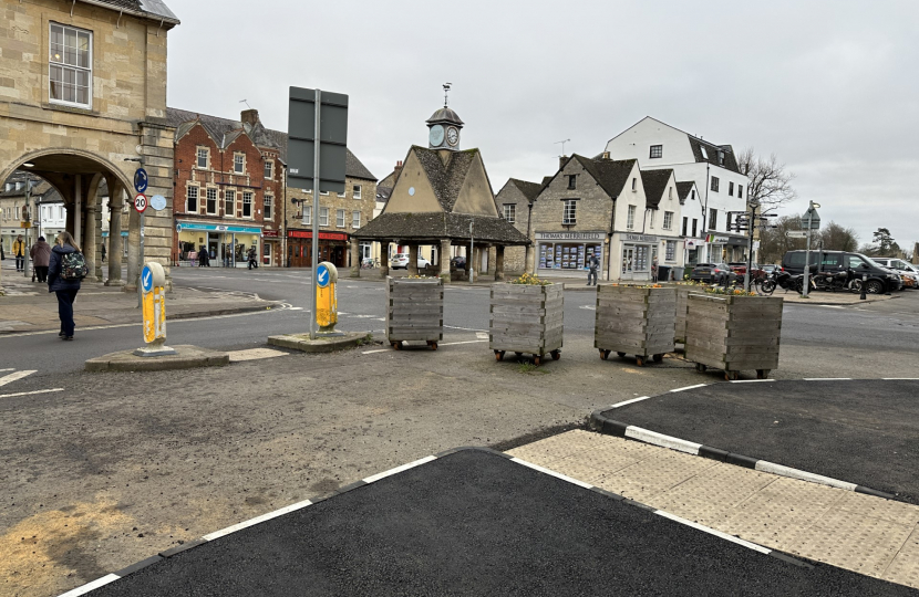 Wooden planters have returned to Witney High Street despite £15,000 of taxpayers’ money being spent building new crossing buildouts following concerns for pedestrian safety.